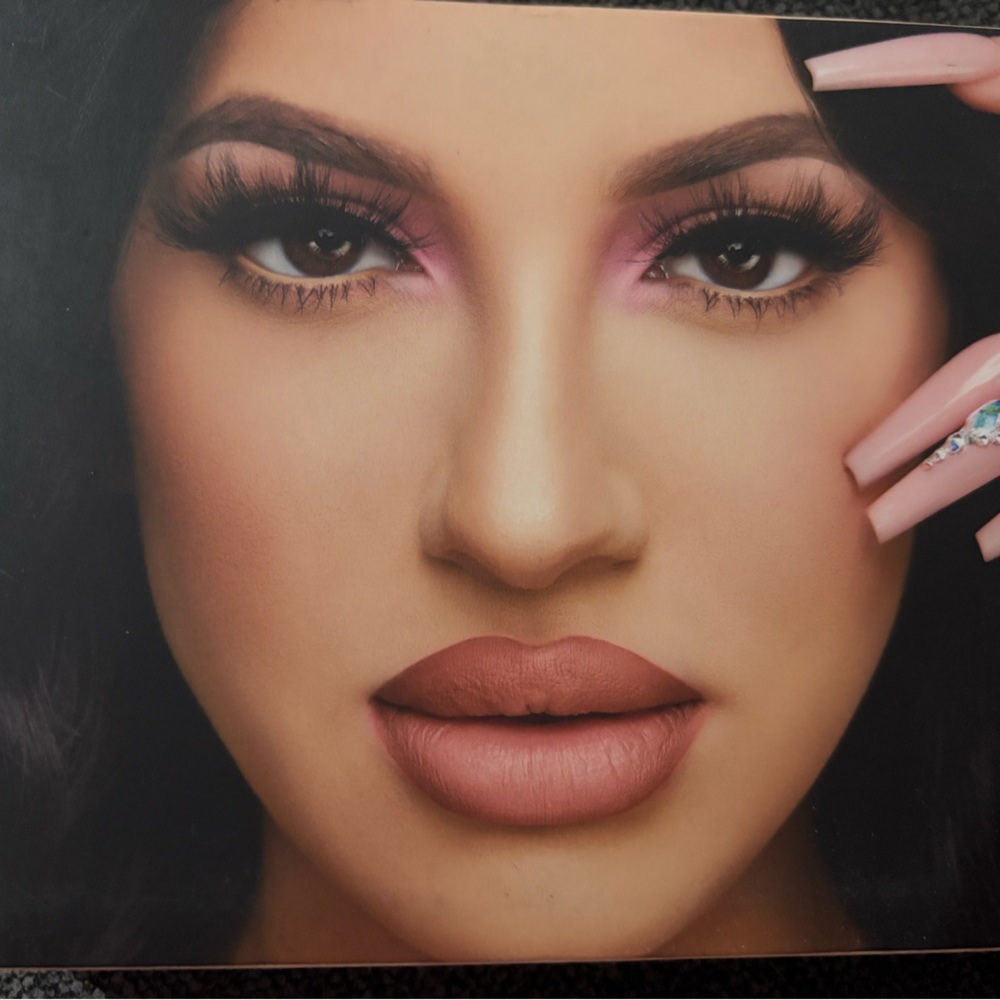 Beauty Creations Briana 12-Color Eyeshadow Palette - Pink & Neutral Tones - Picture 4 of 6